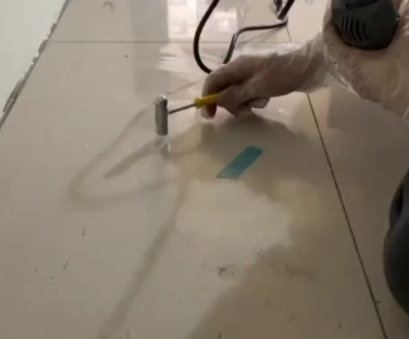 大姚瓷砖开裂维修公司专业分享瓷砖在铺贴前如果没有沥干水分，将会导致以下问题